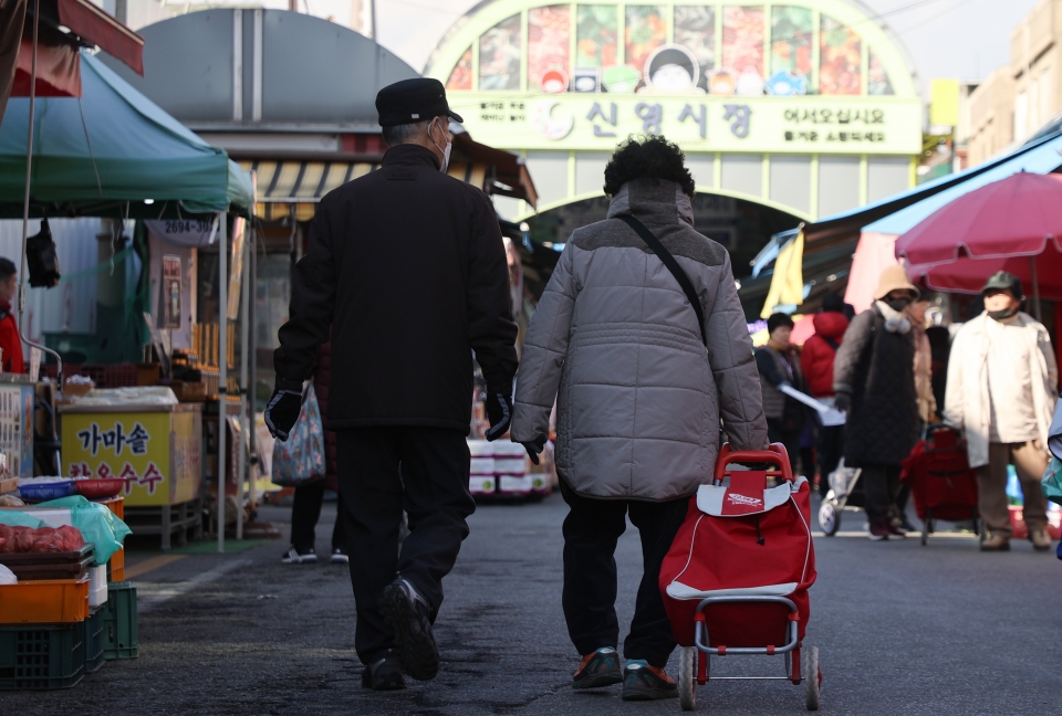 7일 KDI '12월 경제동향'에 따르면 시장금리가 큰 폭 상승하며 소비심리와 기업심리가 모두 악화됐다. 사진은 서울 시내 전통시장 모습. 사진=연합뉴스