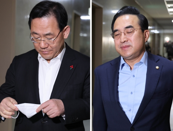 국민의힘 주호영 원내대표(왼쪽)와 더불어민주당 박홍근 원내대표가 10일 오전 국회 운영위원장실에서 내년도 예산안 협상을 벌인 뒤 밖으로 나가고 있다. 여야 원내대표는 오후에 다시 예산안 합의를 위한 협상을 벌이기로 했다. 사진=연합뉴스