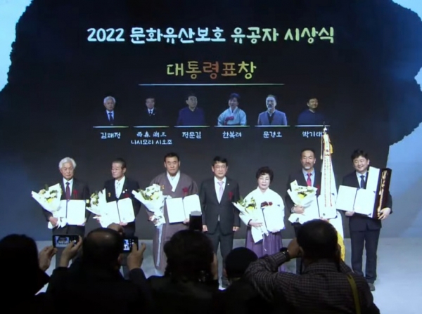 김쾌정 허준박물관장(왼쪽)이  한국문화재재단 ‘민속극장 풍류’에서 열린 ‘2022 문화유산보호 유공자 시상식’에서 대통령표창을 수상했다. 사진=허준 박물관 제공