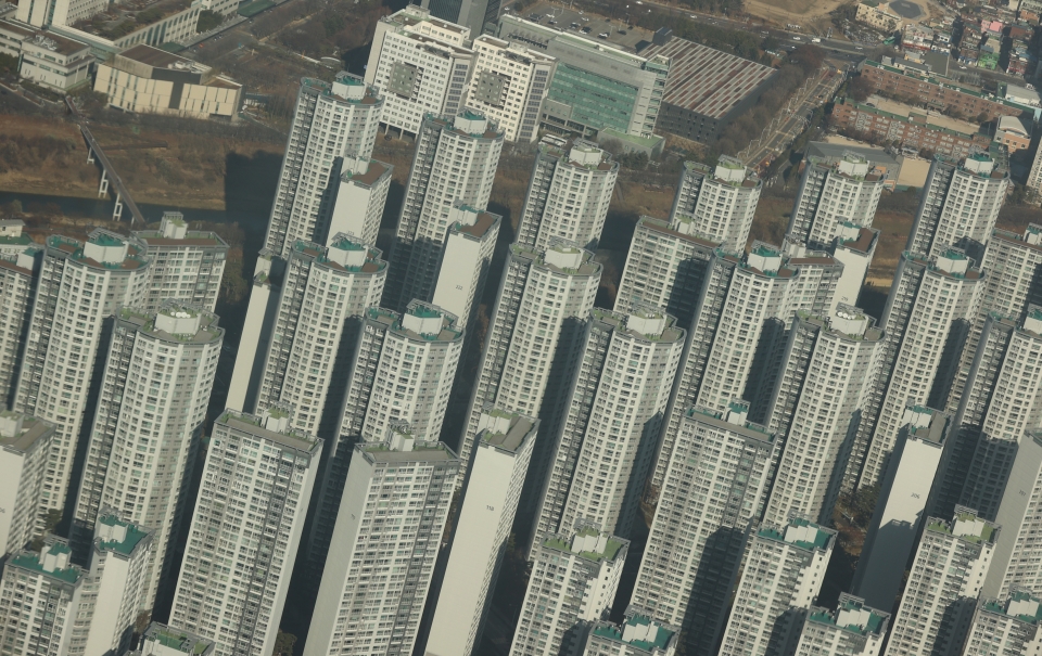 13일 통계청이 발표한 '한국의 사회동향 2022'에 따르면 주택을 1채라도 가진 가구와 그렇지 못한 가구의 자산 격차가 10배 수준까지 벌어진 것으로 나타났다. 사진은 지난 11일 서울 시내 아파트 단지의 모습.