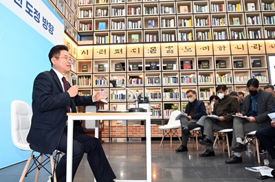 이철우 경북도지사가 도청 1층 열린도서관에서 2022년도 성과와 내년 도정운영 방향에 대한 기자간담회를 갖고 있다.