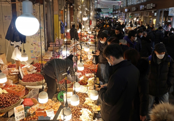 지난 8일 오후 서울 청량리 종합시장에서 시민들이 각종 제수용품을 구매하고 있다. 사진=연합뉴스