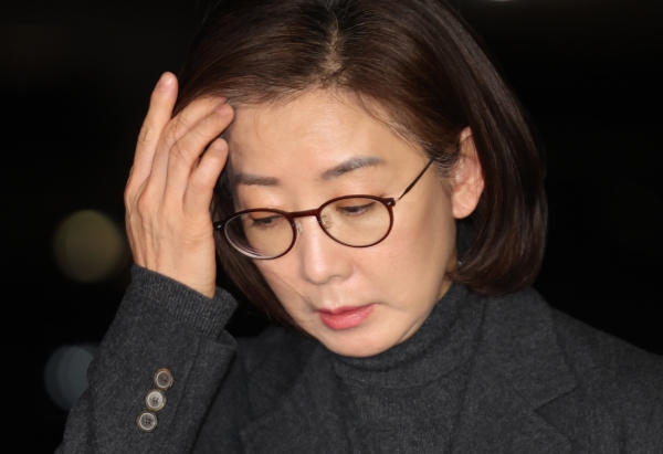 국민의힘 3·8 전당대회 출마를 고심 중인 나경원 전 의원이 19일 서울 자택으로 들어서며 취재진의 질문을 받고 있다. 사진=연합뉴스