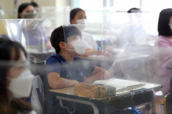 경남 김해시 한 초등학교에서 학생들이 마스크를 쓴 채 수업을 듣고 있다. 사진=연합뉴스