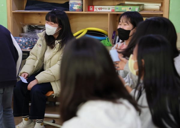 실내 마스크 착용 의무가 대부분 해제된 지난달 30일 전북 전주시 덕진구 진북초등학교 학생들이 마스크를 쓴 채 수업을 받고 있다. 사진=연합뉴스