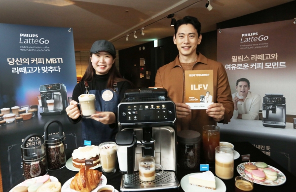 배우 유태오가 바리스타와 함께 클래스 참가자들 앞에서 커피를 제조하고 있다. (사진 = 필립스생활가전코리아 제공)