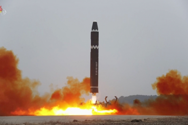 군 당국은 22일 국회 정보위원회 회의에서 북한이 대륙간탄도미사일(ICBM) 발사 능력을 모두 보유한 것으로 판단한다고 보고했다. 사진은 북한이 지난 18일 오후 대륙간탄도미사일(ICBM) '화성-15형'을 고각발사한 모습. 사진=연합뉴스