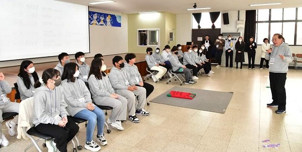 23일 열린 인성영어캠프를 참관한 하윤수 부산시교육감(사진 맨 오른쪽). 사진=부산시교육청.