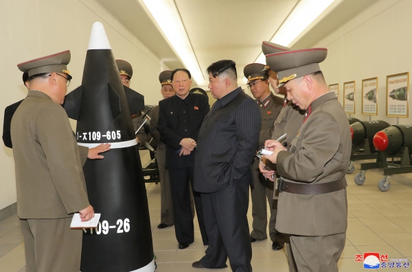 김정은 북한 국무위원장은 핵무기병기화사업을 지도하고 핵반격작전계획과 명령서를 검토했다고 조선중앙통신이 28일 보도했다. 사진=평양 조선중앙통신/연합뉴스