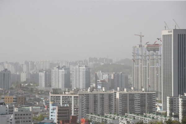 짙은 황사가 전국을 뒤덮으며 미세먼지가 매우나쁨 상태를 보인 12일 오후 광주광역시 도심이 뿌옇게 보이고 있다. 사진=연합뉴스