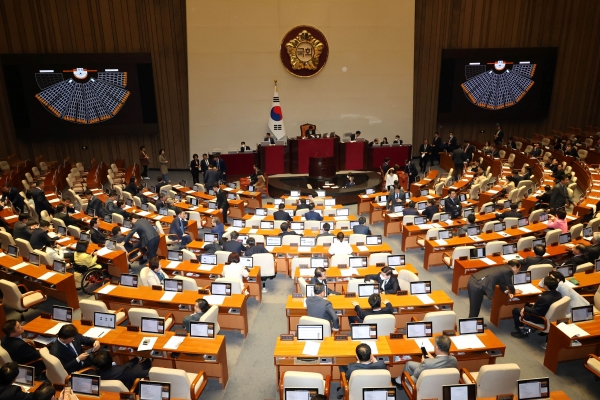 여야 의원들이 13일 오후 열린 국회 본회의에서 양곡관리법 재의안에 대해 무기명으로 투표하고 있다. 사진=연합뉴스