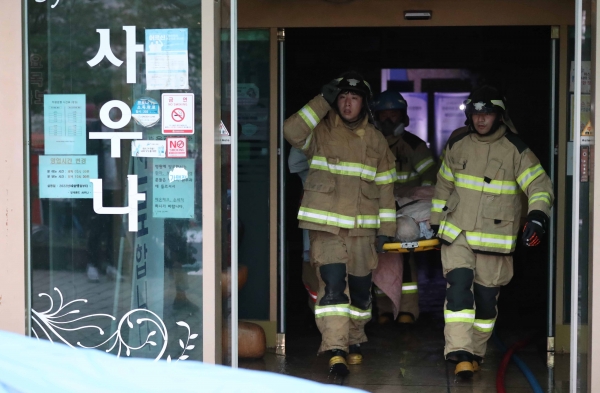 19일 오후 전남 화순군 화순읍 한 요양병원 지하에서 화재가 발생해 소방대원이 들것으로 부상자를 이송하고 있다. 사진=연합뉴스.