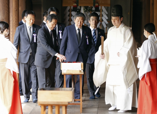 일본 자민당의 아이자와 이치로 의원(왼쪽 두 번째) 등 '다함께 야스쿠니 신사에 참배하는 국회의원 모임' 소속 국회의원들이 21일 야스쿠니신사를 집단 참배 하고 있다. 사진=연합뉴스