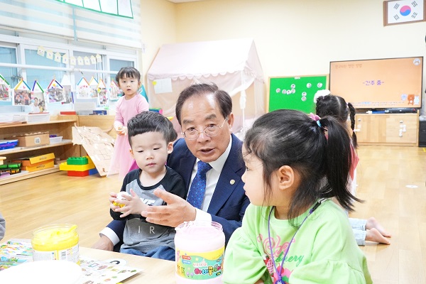 지난 1일 하윤수 부산교육감이 유치원 수업에 참여하고 있다. 사진=부산시교육청.