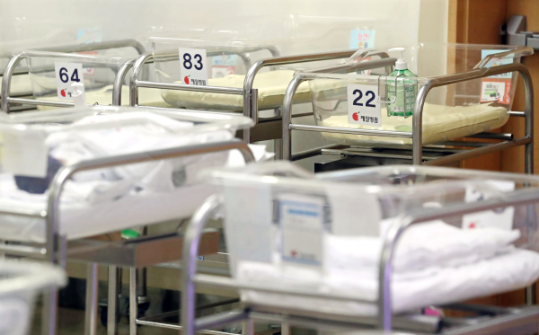 지난 4월 출생아 수가 1만8484명을 기록하면서 동월 기준 역대 최초로 2만명 미만으로 떨어졌다. 병원 신생아실에 놓여 있는 침대 대부분이 비어있다. 사진=연합뉴스