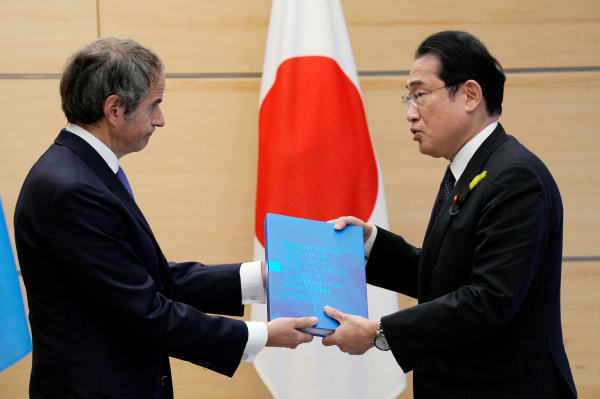 라파엘 그로시 국제원자력기구(IAEA) 사무총장(왼쪽)이 4일 일본 도쿄에서 기시다 후미오 총리를 만나 후쿠시마 제1원자력발전소 오염수의 해양 방류 계획에 관한 종합보고서를 전달하고 있다. 사진=연합뉴스