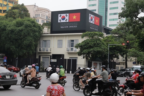 하노이 시내 베트남 한국문화원 옥상에 설치된 LED 전광판에서 상영되고 있다. 사진=연합뉴스