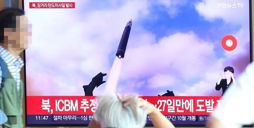 북한이 동해상으로 장거리 탄도미사일을 발사한 2023년 7월 12일 서울역 대합실에 설치된 TV 스크린에 관련 뉴스가 나오고 있다. 사진=연합뉴스