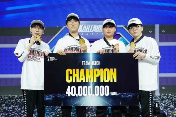 팀전 우승 광동 프릭스(왼쪽부터) SPEAR(유창현), Cool(이재혁), World(노준현), SUNGBIN 배성빈). 사진=넥슨 제공
