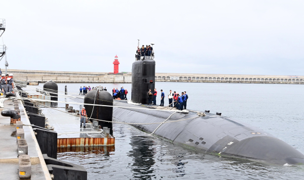 미국 LA급 핵추진잠수함(SSN) 아나폴리스함이 지난 24일 제주 해군기지에 군수 적재를 위해 입항하고 있다. 사진=연합뉴스