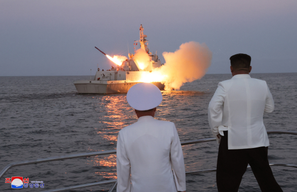 조선중앙통신은 김정은 북한 국무위원장이 북한 해군 함대를 시찰하고 전략무기 발사훈련을 참관했다고 21일 보도했다. 합동참모본부는 북한이 발사한 무기가 전략순항미사일이 아닌 함대함 미사일이라고 분석했다. 사진=연합뉴