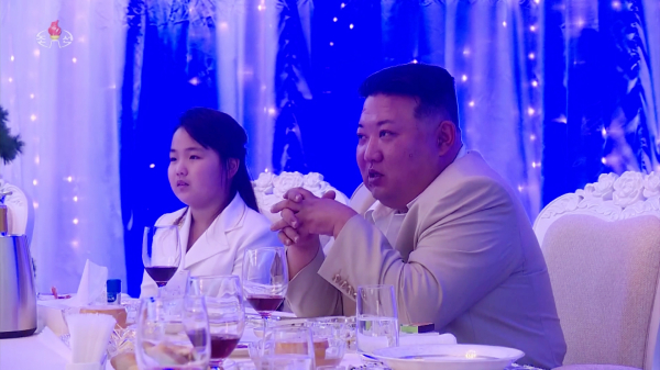 김정은 북한 국무위원장이 해군절(8.28)을 맞아 지난 27일 저녁 경축연회를 마련했다고 조선중앙TV가 29일 보도했다. 사진=연합뉴스