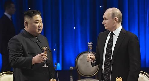 2019년 블라디보스토크에서 만난 김정은 북한 국무위원장(왼쪽)과 블라디미르 푸틴 러시아 대통령. 사진=연합뉴