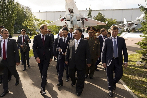 김정은 북한 국무위원장(가운데)이 15일(현지시간) 러시아 하바롭스크주 콤소몰스크나아무레시 '유리 가가린' 공장을 방문하고 있다. 사진=연합뉴스