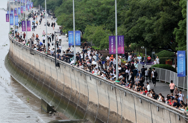 23일 오후 중국 항저우 올림픽 스포츠센터 스타디움에서 열릴 2022 항저우 아시안게임 개회식을 앞두고 CBD공원에 개회식을 보러 온 시민들로 북적이고 있다. 사진=연합뉴스 제공