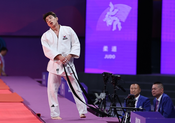 이하림이 24일 중국 항저우 샤오산 린푸 체육관에서 열린 항저우 아시안게임 유도 남자 60kg급 결승 경기에서 양융웨이에 패한 뒤 아쉬워하고 있다. 사진=연합뉴스