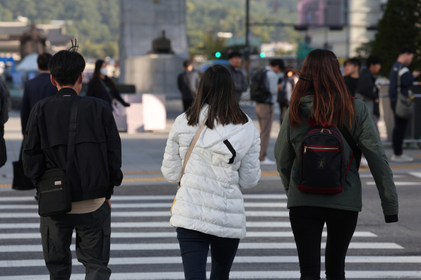 5일 오전 서울 종로구 광화문네거리에서 외투와 긴팔 옷을 입은 시민들. 사진=연합뉴스