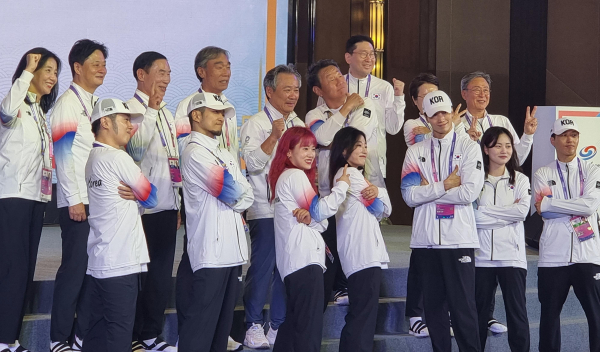 8일 중국 항저우의 그랜드 뉴 센추리 호텔 연회장에서 대한체육회 주최로 열린 2022 항저우 아시안게임 한국 선수단의 해단식에 참석한 브레이킹 대표팀과 이기흥 대한체육회장이 포즈를 취하고 있다. 