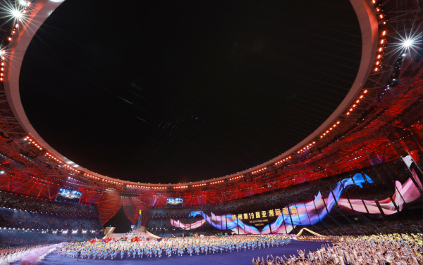지난 23일 오후 중국 항저우 올림픽 스포츠센터 스타디움에서 열린 2022 항저우 아시안게임 개회식이 마무리되며 이날 공연 출연진들이 성화가 점화된 뒤 단체 율동을 펼치고 있다. 사진=연합뉴스
