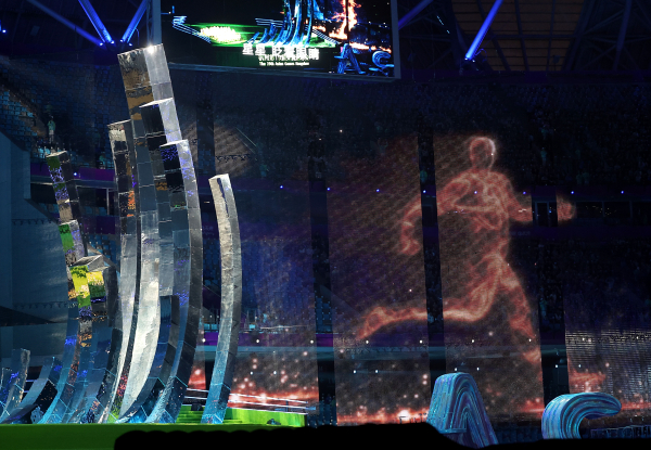 8일 오후 중국 항저우 올림픽 스포츠센터 스타디움에서 진행된 2022 항저우 아시안게임 폐회식에서 디지털 거인이 성화 소화를 한 뒤 자리를 이동하고 있다. 사진=연합뉴스