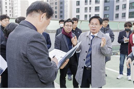 지난 2월 박강수 마포구청장이 한서공영주차장 운영 개선방법을 관련부서와 논의하고 있다. 사진=마포구 제공