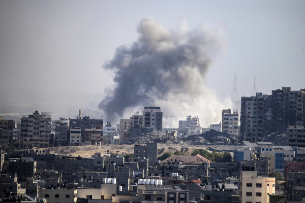 15일(현지시간) 이스라엘 공습을 받은 가자지구에서 검은 연기가 피어오르고 있다. 사진=연합뉴스 제공