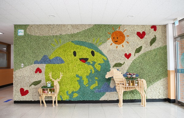 거제 국산초등학교에 공기정화효과가 뛰어난 벽면녹화를 지원했다.출처:환경재단<br>