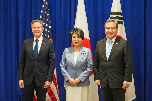 박진 외교부 장관(오른쪽)과 토니 블링컨 미국 국무장관(왼쪽), 가미카와 요코 일본 외무상이 지난 9월 22일(현지 시간) 뉴욕에서 약식 회의를 갖기 전 기념 촬영을 하고 있다. 사진=연합뉴스