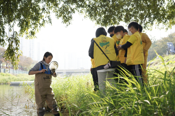 강북구가 지난 23일 수송초 4학년 학생들을 대상으로 우이천 생태환경 체험을 하고 있다. 사진=강북구 제공 