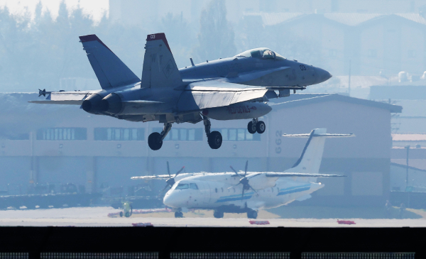 한미 연합공중훈련 '비질런트 디펜스'(Vigilant Defence)가 시작된 30일 경기도 평택시 주한미공군 오산기지에서 FA-18이 착륙하고 있다. 사진=연합뉴스