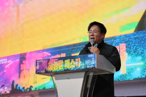 박강수 마포구청장이 하늘길 합정상권 브랜드 페스타에 참석해 인사말을 나누고 있다. 사진=마포구제공 