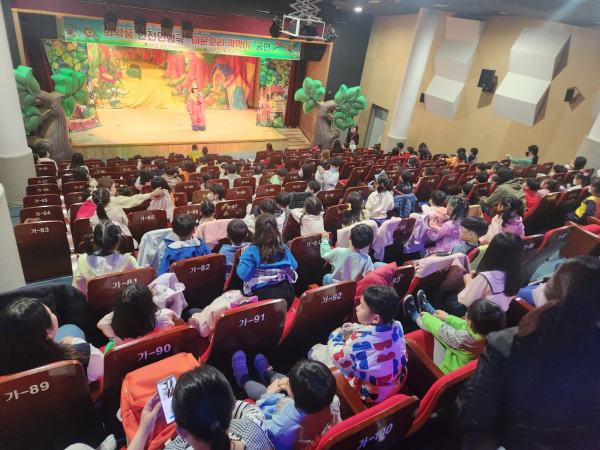 지난달 25일~27일 의약품 안전사용 어린이 인형극 '미운오리 꽉꽉이'를 1500여명 유치원, 어린이집 원아들이 즐겁게 관람하고 있다. 사진=강북구 제공 