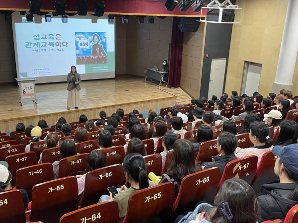 서울 강북구가 지난달 24일 자녀 성교육 주제로 특강을 열어 양육자들의 호응을 받았다. 사진=강북구 제공 