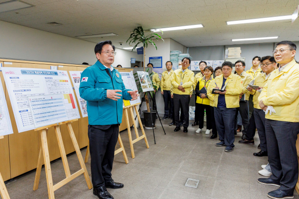15일 마포구 제설대책본부가 출범해 본부장인 박강수 구청장이 직원들에게 당부의 말을 하고 있다. 
