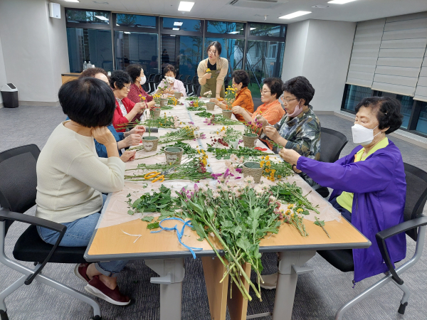 100세 건강플러스 ‘원예정서치료 프로그램, 가을꽃을 활용한 꽃바구니 만들기’. 사진=강북구 제공