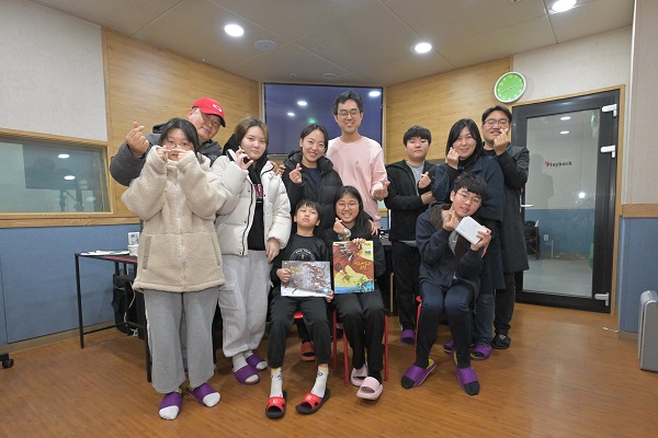 ㈜한화 건설·글로벌·모멘텀부문 임직원 및 가족들이 지난 19일 서울시 영등포구 플레이백 스튜디오에서 독서취약계층을 위한 오디오북 녹음을 실시하고 있다. 사진=(주)한화 제공