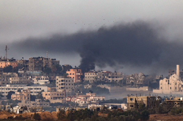 팔레스타인 무장정파 하마스와 이스라엘이 4일간 임시 휴전에 합의한 22일(현지시간) 이스라엘군의 공격을 받은 가자지구 북부에서 시커먼 연기가 뿜어져 나오고 있다. 사진=연합뉴스