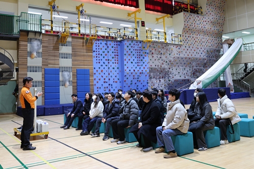 소진공 임직원들이 지난 24일 대전119시민체험센터에서 안전 체험교육을 받고 있다. 사진=소진공 제공