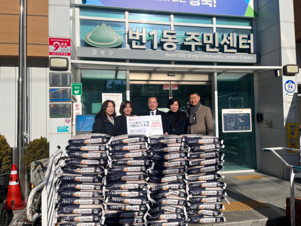 이룸에이앤씨 차종호 대표이사(가운데)가 번1동주민센터에 양곡 1000kg을 기부했다. 사진=강북구 제공