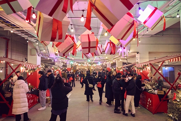 이천 시몬스 테라스 지하주차장에 마련된 크리스마스 마켓이 방문객들로 붐비고 있다. 사진=시몬스 침대 제공